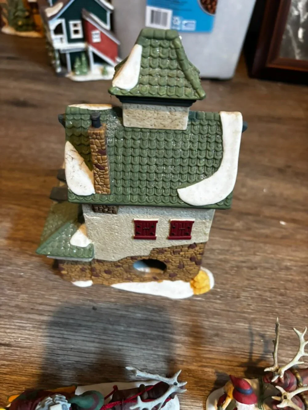 Department 56 Christmas village light up building The Reindeer Barn w/Reindeer